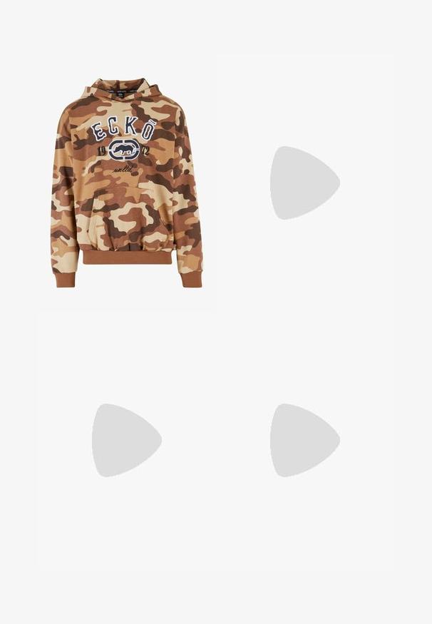 Bruine camouflage hoodie met een voorzak, elastische manchetten en onderkant. Heeft witte grafische tekst "ECKŌ 1972" en een logo ontwerp. Zachte stof textuur.; Lichtblauwe denim jeans met een rechte pasvorm, vijf-pocket ontwerp, enkele knoopsluiting en subtiele stikseldetails op de naden.; Bruine en blauwe geruite wijde broek, gecombineerd met witte schoenen met zwarte accenten en een gestructureerde zool, gezet tegen een groene achtergrond.; Zwarte schoudertas van glad materiaal, met een omklapflap, zilveren sluiting en een verstelbare schouderband.