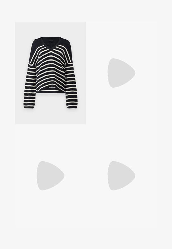 Pull en tricot rayé bleu marine et blanc, avec un col en V, des manches longues et des détails en tricot ouvert sur les épaules. Longueur cropped avec une coupe décontractée.; Jeans en denim à jambes larges de couleur bleu moyen, présentant une taille haute, une fermeture à bouton et des détails de couture verticaux contrastants à l'avant.; Bershka Sandales à talons hauts - black; Sac à main en cuir verni noir avec une forme incurvée, une bandoulière, des poches avant et des accents en métal argenté.