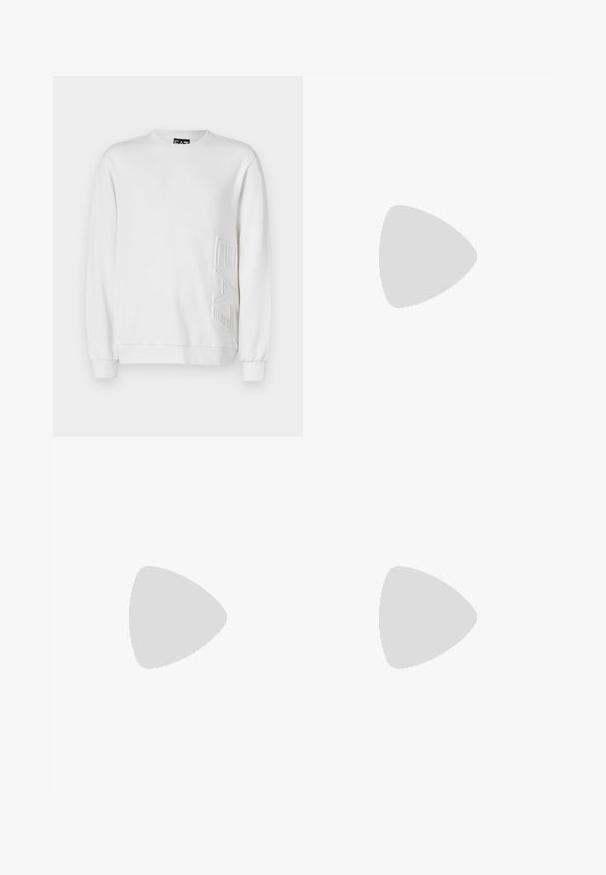 Sudadera blanca con cuello redondo, mangas largas y un detalle de logo texturizado en el lado izquierdo del frente. Material de algodón suave.; Filippa K TERRY CROPPED TROUSERS - Pantalones - sage melange; Zapatilla de cuero blanca con un acabado suave, puntera redonda, cordones planos y suela texturizada. Cuenta con un sutil logo en el talón.; Gafas de sol redondas negras con lentes oscuros y brazos metálicos delgados. Incluye puntas de varilla transparentes y acentos plateados en la bisagra. Diseño minimalista.