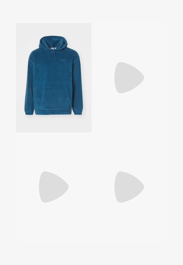 Sudadera de forro polar azul con bolsillo canguro, capucha con cordón ajustable y puños elásticos. Presenta un logotipo sutil en el pecho.; Camiseta blanca de algodón con mangas cortas, cuello redondo, corte relajado y sin logotipos ni patrones visibles. Textura suave y diseño minimalista.; Jeans de cintura alta y corte holgado en denim negro desgastado. Con cinco bolsillos, pasadores para el cinturón y un diseño de pierna recta y limpia.; Zapatilla gris y blanca con parte superior de ante y cuero, puntera redondeada, cordones planos y suela de goma con un acento de goma.