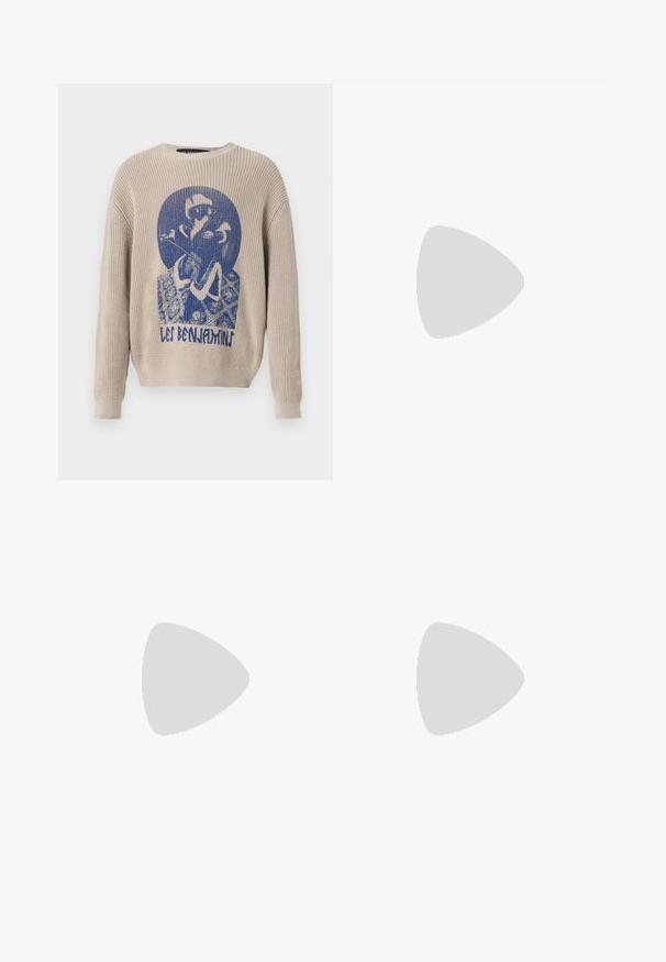 Beige Strickpullover mit blauem Grafikdesign einer Person, die eine Blume hält, und dem Text "Les Benjamins" auf der Vorderseite.; Weiße Baumwollhosen mit geradem Bein, flachem Bund und ohne sichtbare Muster oder Metallelemente. Glatte Textur.; Braune Lederloafers mit gerundeter Zehenform, minimaler Naht und niedrigem Blockabsatz. Verfügt über einen dekorativen Riemen über dem Spann.; Schwarze Leder-Crossbody-Tasche mit strukturiertem Finish, Klappenverschluss, Metallbeschlägen und einem passenden verstellbaren Tragegurt.
