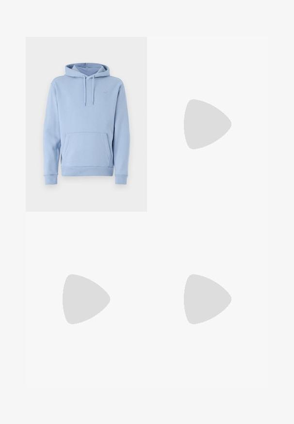 Haut de survêtement bleu clair en tissu doux, avec une poche kangourou, un capuchon avec cordon de serrage réglable et des poignets côtelés. Petit logo sur la poitrine.; Jean en denim bleu clair avec une coupe décontractée, affichant un design à jambe droite et des coutures standard, associé à des baskets noires.; Des baskets en cuir blanc avec une finition lisse, un bout rond, des lacets plats et une semelle texturée. Accents en daim gris au niveau du talon.; Lunettes de soleil noires rectangulaires avec des verres sombres. Monture brillante, branches droites avec une légère courbure. Design minimaliste, sans embellissements.