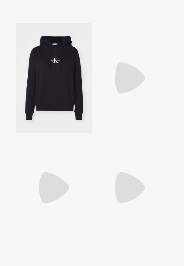 Crna dukserica s kapuljačom na vezanje, s bijelim Calvin Klein Jeans logotipom na prsima. Izrađena od meke, glatke tkanine. Podesiv kroj.; Bijela pamučna majica s okruglim izrezom, kratkim rukavima i prednjim logotipom u ružičastoj i plavoj boji s natpisom "Calvin Klein" ispod.; Svijetloplave široke traperice od denima, s visokim strukom, izblijedjelim pranjem i suptilnim uzorkom tie-dye na prednjoj strani.; Bijeli niskotoperani tenisice s crnom petom, platformom, vezicama i "CK" logotipom Calvin Kleina sa strane.; Calvin Klein STATEMENT LINKS - Naušnice - silver-coloured