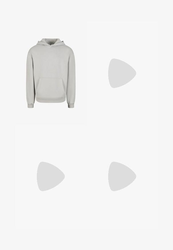 Lichtgrijze hoodie van zacht materiaal, met een voorzak, capuchon met trekkoord en ribbelboorden bij de mouwen en onderkant. Klassiek pullover ontwerp.; Grijze katoenen loungebroeken met een elastische tailleband, trekkoord en twee zijzakken; rechte pijpen, zachte textuur, zonder patronen.; Tan suède enkelboot met zwart gevoerd kraagje, gouden metalen oogjes, witte stikdetails en een robuuste rubberen zool met uitgesproken profiel.; Zonnebril met een slank, lichtgrijs kunststof frame, wikkelontwerp, donkere lenzen en een gladde textuur. Beschikken over minimale branding aan de zijkant.