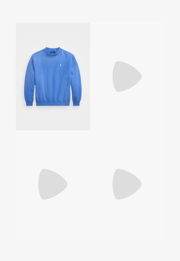 Modra majica s kapuco, izdelana iz mešanice mehkega bombaža, z okroglim izrezom, dolgimi rokavi, rebrastimi manšetami in majhnim logotipom vezenim na prsih.; Bele široke jeans hlače iz denima. Imajo gumbasto zapiranje, sprednje in zadnje žepe ter šivane šive. Gladka tekstura z minimalnimi detajli.; Športni čevlji z belim usnjenim zgornjim delom, sivim semišem na prstih in tremi črnimi črtami. Imajo modro logo na jeziku in teksturiran gumijast podplat.; Roza usnjena torbica z strukturirano obliko, ki ima sijoč zapirni mehanizem in en sam nastavljiv ročaj. Teksturna površina z zlatimi dodatki.