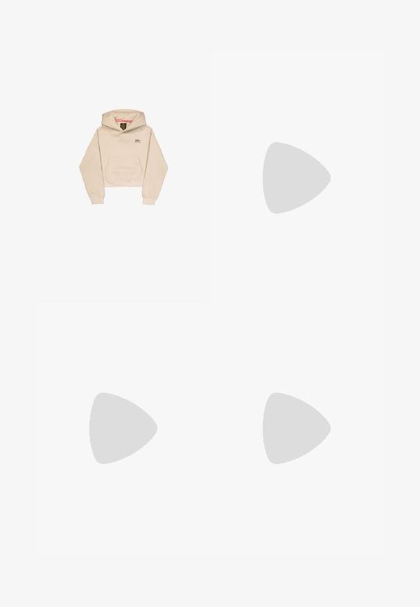 Kurtas bēšs kapucis, izgatavots no mīksta auduma, ar priekšējo kabatu, kapuci un mazo logotipu uz krūtīm. Gluda tekstūra un brīva piegriezuma.; Beige kravas bikses ar platām kājām, divām lielām sānu kabatām, priekšējām kabatām un auklas detaļu apakšmalā. Kokvilnas auduma maisījums.; Melni ādas apavi ar noapaļotu purngalu, biezām bloku papēžiem un elastīgiem sānu akcentiem, apvienoti ar tumšām zeķubiksēm un melnu svārku ar šķirbu.; Melnas ādas saķeres soma ar atloku un zelta metāla sprādzi. Ietver melnu siksnu un elegantu, minimālistisku dizainu.; Zelta auskari ar gludu, spīdīgu apdari. Apaļš dizains, kas ietver mazu tapu un caurspīdīgu pamatni drošai valkāšanai.