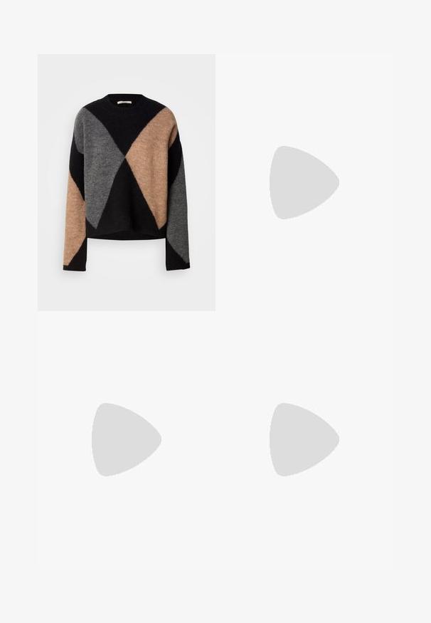 Sweater de lã com um padrão de diamante em preto, cinza e bege, com decote redondo e ombros caídos. Acabamento suave e texturizado.; Calças de ganga azul-claro de perna reta. Apresentam cinco bolsos, fecho com botão metálico e um leve efeito de desgaste para adicionar textura.; Sapatos de plataforma pretos com um acabamento brilhante e bico arredondado; salto grosso e texturizado em preto com uma ligeira curvatura; usados com calças soltas pretas.; Bolsa de couro azul com formato arredondado, alça única para o ombro, fecho em zíper e nome da marca em relevo na parte da frente. Textura suave.