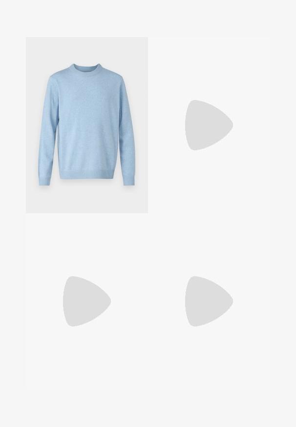 Samsøe Samsøe ISAK SWEATER - Pulóver - blue; Fehér, hosszú ujjú, gombos ing, pamutból készült, klasszikus gallérral, elöl gombokkal és minimalista varrási részletekkel.; Tengerészeti kék nadrág, texturált anyagból készült, egyenes szárakkal, lapos elülső résszel és két oldalzsebbel. Nincsenek látható minták vagy díszítések.; Fekete bőrcipő, dupla csattal, letisztult sziluettel és kerek orral. Alacsony sarka és sima felülete van.