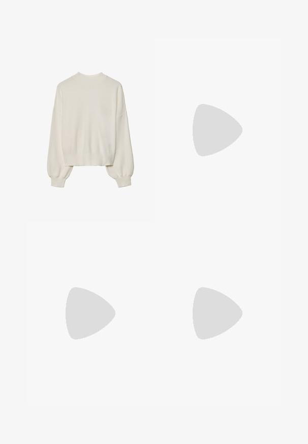 Maglione bianco lavorato a maglia con collo alto, texture a coste e maniche a palloncino. Lunghezza corta con polsini aderenti. Design semplice e di colore uniforme.; Pantaloni ampi marroni con una texture liscia, caratterizzati da una vita alta e pieghe frontali. Il tessuto è leggero e scorre liberamente.; Sandal in pelle marrone con cinturini incrociati, chiusura con cinturino alla caviglia e suola piatta con dettagli di cucitura minimi.; Borsa in pelle marrone con parte superiore arricciata e tracolla a catena. Texture liscia con finitura lucida e dettagli di cucitura sottili sui lati.
