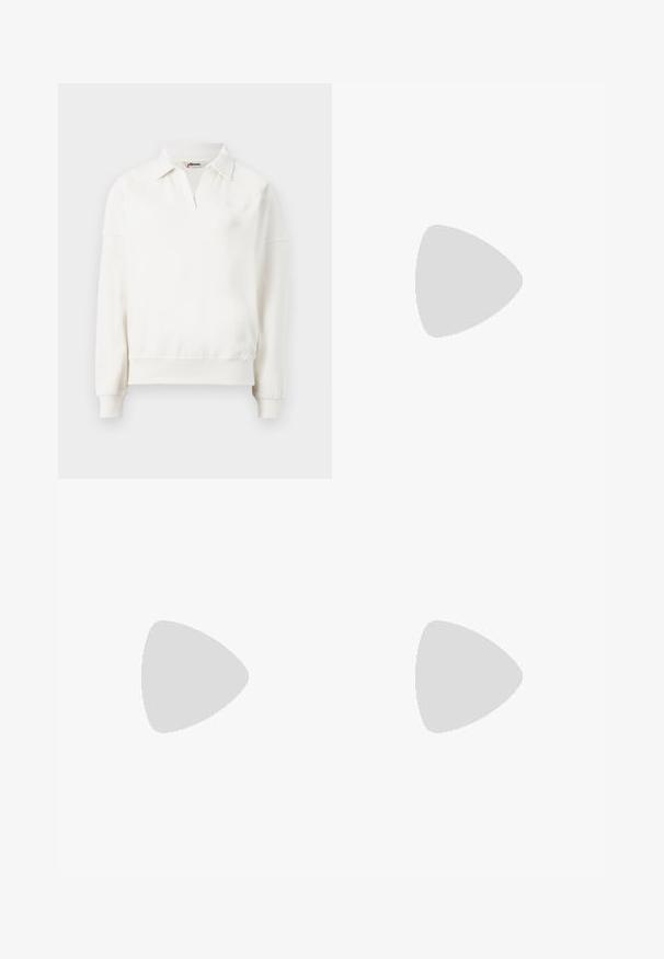 Pulovr s kulatým výstřihem v off-white bavlně, s polo límcem, dlouhými rukávy a ribbovaným lemem. Na hrudi jemná loga.; Bílý bavlněný tričko s černým žebrovaným límcem, krátkými rukávy, černými pruhovanými akcenty a žlutým vyšitým úsměvem na hrudi.; Černé široké džíny s třemi bílými pruhy po stranách a malým bílým logem. Obsahují přední kapsy a zapínání na knoflík.; Modré semišové boty s růžovými pruhy a bílými tkaničkami, vybavené gumovou podrážkou, spárované s volnými džínovými kalhotami na zeleném povrchu.