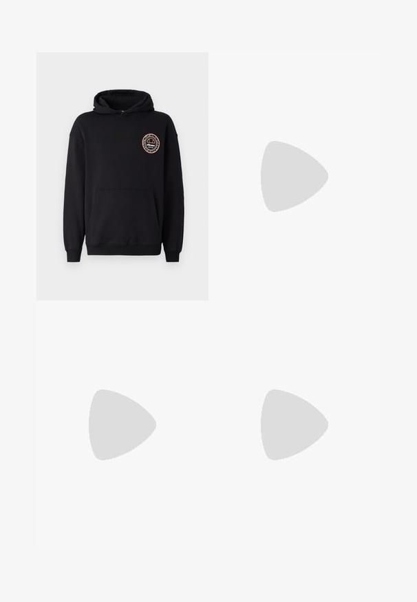 Μαύρη κουκούλα φτιαγμένη από ύφασμα από μίγμα βαμβακιού. Διαθέτει μπροστινή τσέπη καγκουρό και διακοσμητικό λάβαρο με στρογ�γυλή λογότυπο στην αριστερή πλευρά του στήθους.; Μαύρες, φόρμες με ελαστική μέση και χαλαρή εφαρμογή, με ρεβέρ στους αστραγάλους, λεία υφή και χωρίς ορατά μοτίβα ή αξεσουάρ.; Λευκό αθλητικό παπούτσι Nike Air Max 90 με άνω μέρος από διχτυωτό και δερμάτινο υλικό, τρυπητό μπροστινό μέρος και ορατή μονάδα αέρα στη φτέρνα.; Μαύρα γυαλιά ηλίου με ματ φινίρισμα, ορθογώνιους φακούς, ελαφριά καμπύλη στους βραχίονες, διακριτική λεπτομέρεια λογότυπου και φακούς με καπνιστό τόνισμα.