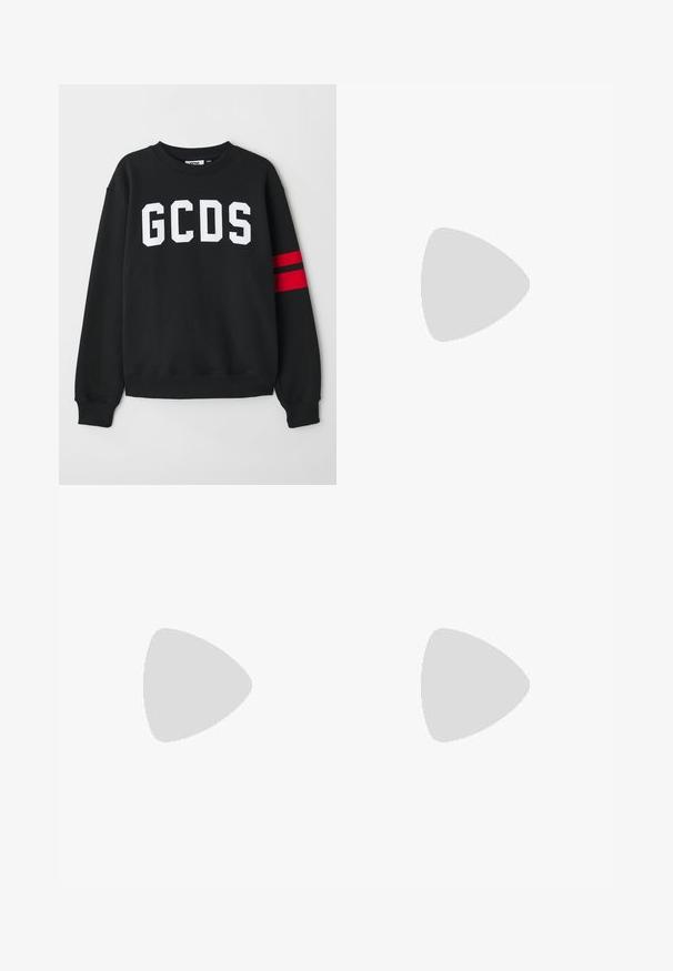 Schwarzer Pullover mit dem Text "GCDS" in Weiß, Crew-Ausschnitt und roten Akzentstreifen am linken Ärmel. Weicher Stoff.; GCDS BAND LOGO REGULAR - T-Shirt print - black; Schwarze Jogginghose mit kontrastierenden roten Streifen und Logo an der Seite. Sie verfügt über einen elastischen Bund mit Kordelzug und eng zulaufende Beinabschlüsse.; Schwarze Lederloafers mit runder Zehenpartie, weißen Akzenten und goldenen Beschlägen auf dem Vorderblatt. Verfügt über ein strukturiertes Patch und einen gestapelten Absatz.