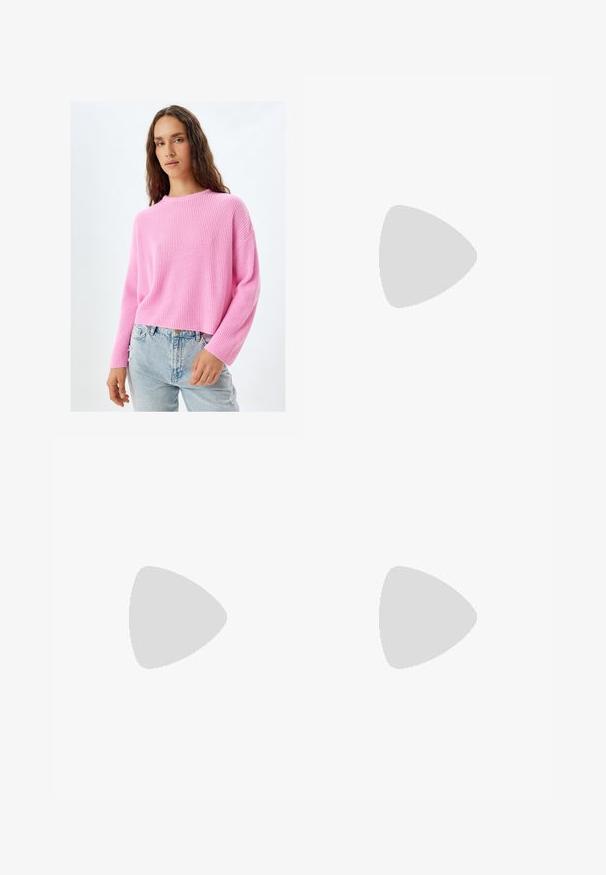 Rosa stickad tröja med rund halsringning, ribbad struktur och sänkta axlar, bärs över ljusblå slitna jeans.; Mörkblå veckad kjol med bred midja, tillverkad av ett mjukt tyg. Har vertikala veck och når till mitten av vadbenet.; Bruna läderstövlar i knähöjd med rund tå, tjock klack och sidogenvagn. Har en dekorativ guldring och knytaccent.; Brun faux läder axelväska med rundad form, minimal sömnad och detaljer i guldfärgad hårdvara. Har en övre dragkedjestängning och justerbar rem.