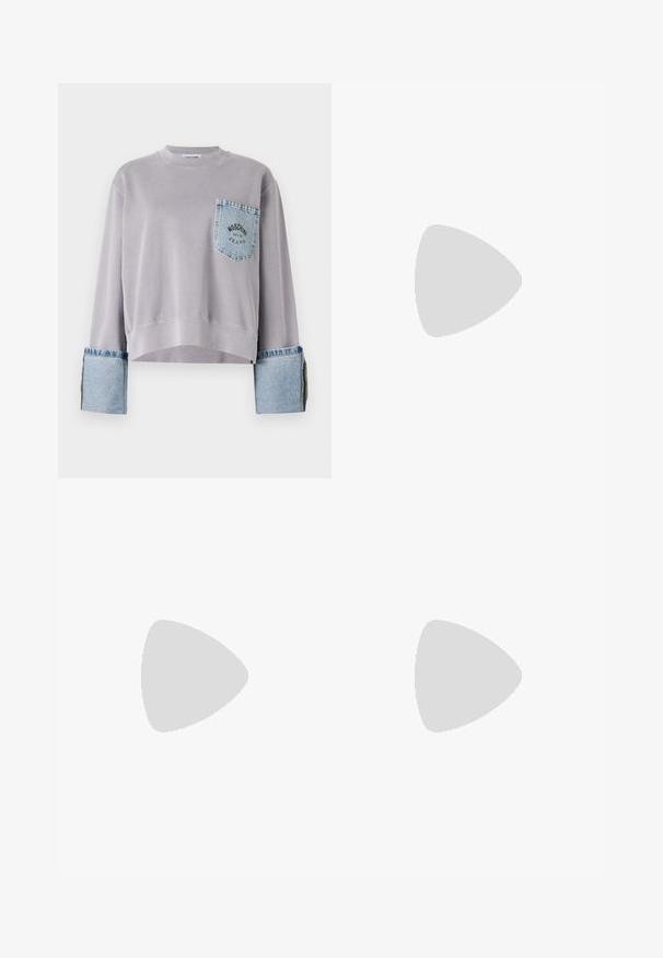 MOSCHINO JEANS URBAN - Ikdienas džemperis - fantasia grigio; Adīts balts midi svārki ar teksturētu rakstu, kas ietver vertikālas līnijas un izgriezumus pie apakšmalas. Elastīgs vidukļa jostasvads. Mīksts materiāls.; Melna ādas baleta kurpe ar noapaļotu purngalu, gludu tekstūru, minimālu šuvju detalizāciju un elastīgu zoles dizainu.; Bordo ādas rokas soma ar atloku, zeltītām detaļām, plecu siksnu un gludu virsmu. Kompakta, taisnstūrveida forma.