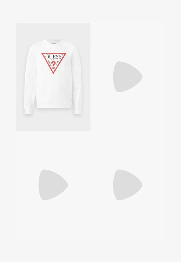 Bela bombažna trenerka z velikim rdečim trikotnim logotipom, na katerem sta napis "GUESS U.S.A." in "WASHED JEANS", ter centralna ikona vprašaja.; Črne hlače slim fit kroja, narejene iz gladkega blaga. Imajo pas z gumbom in ravne hlačnice.; Črne usnjene športne copate s perforirano teksturo, okrogle toke in ravnim belim gumijastim podplatom. Imajo črne vezalke in diskreten logo ob strani.; Črna usnjena torba za delo z teksturiranim zaključkom, dvojni ročaji, snemljiva ramenska naramnica in sprednja podrobnost z logotipom. Zapenjanje na zadrgo.