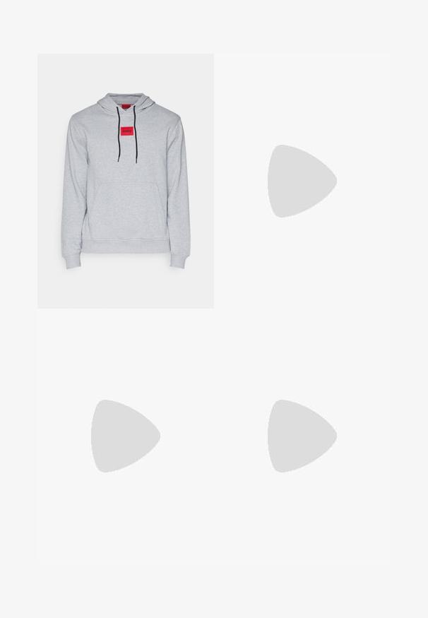 HUGO DARATSCHI - Hoodie - open grey; To hvite t-skjorter laget av bomull, med kortermede og rund hals, med en blå logo-lapp nær kanten.; Lyseblå bomullsbukser med rett snitt, frontlukking med knapper og sidelommer. Glatt tekstur og minimal sømdetaljer.; Hvit lavtopp sneakers med snøring, teksturert såle og subtil merkevare på siden, vist i profil på en plain bakgrunn.