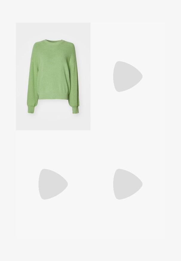 Maglione verde a coste, con scollatura rotonda, vestibilità rilassata e maniche lunghe. Texture morbida con una finitura liscia.; Jeans dritti di colore marrone ruggine con tasche anteriori e posteriori, rivetti metallici, chiusura con bottone e passanti per cintura, disposti su uno sfondo bianco.; Sneaker in pelle nera con finitura liscia, suola in gomma bianca, punta rotonda e design con lacci. Presenta un anello sul tallone.; Borsa a tracolla nera in pelle con una forma curva, manico rimovibile e accessori dorati. La borsa presenta una patta con un dettaglio a fibbia.