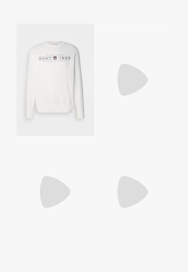 Witte sweatshirt met lange mouwen, ronde hals en geribde manchetten. Bevat de tekst "GANT 1949" en een logo in donkerblauw en rood.; Zwarte denim jeans met een recht gesneden ontwerp, voorzien van een knoop- en ritssluiting, vijf zakken en subtiele stikseldetails.; Zwarte leren veterschoen met een ronde neus, een gladde textuur, minimale stiksels en een lage rubberen hak. Logo op de hak.; Zwarte duffelbag gemaakt van textuursynthetisch materiaal. Beschikt over twee handvaten en een verstelbare schouderband. Eenvoudig ontwerp zonder zichtbare patronen.