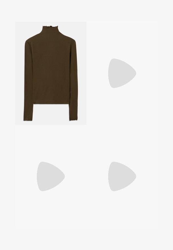 Top lung cu mâneci lungi, din tricot cu dantelă, de culoare maro, cu gât fals și marginile de tip salată subtile la guler, manșete și tiv.; Pantaloni negri din satin, cu picioare largi, având detalii cu franjuri de-a lungul cusăturilor laterale și o talie plată în față. Spatele este simplu, fără buzunare.; Pantofii cu toc înalt, ascuțiți, de culoare neagră, cu textură de piele de crocodil, având un design elegant, toc în stil stiletto și interior neted de culoare neagră.; Geantă de umăr de tip clutch, cu model de crocodil negru și detalii din metal argintiu, sprijinită pe un fundal texturat gri. Prezintă o suprafață lucioasă.