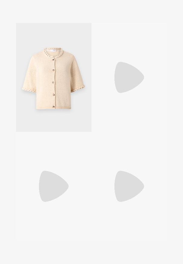 Cardigan bej tricotat, cu mâneci scurte, decolteu rotund și bordură împletită pe guler și mâneci. Include nasturi maro.; Pantaloni cu picioare largi, de culoare crem deschis. Realizați dintr-un material neted, cu plisuri în față și buzunare laterale.; Sandale albe cu toc slingback și vârf ascuțit, având un upper neted, decupaje subtile și un toc bloc mic. Talpa neagră accentuează designul.; Geantă de mână din piele gri deschis, cu o formă curbată, accesorii din aur, un sistem de închidere în față și detalii cusute. Include o curea de umăr ajustabilă.