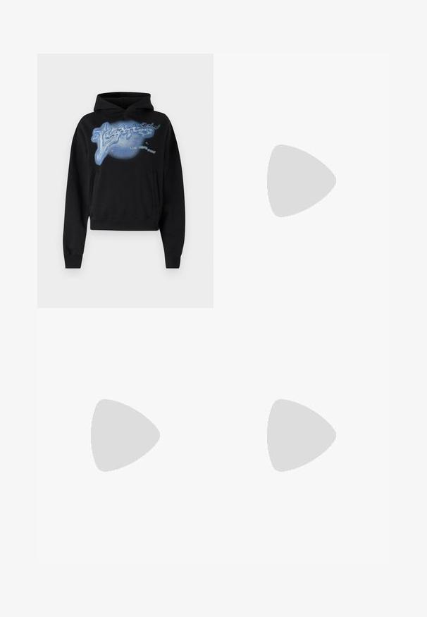 Hoodie cropped preto com um design gráfico azul na frente, com capuz e bolso canguru. Tecido suave com punhos canelados.; Calças bege em algodão, com um corte descontraído, pregas frontais, fecho com um único botão e pernas retas com bainhas cosidas.; Ténis atléticos pretos com parte superior em malha, detalhes texturizados e almofadas de amortecimento de ar visíveis na sola. Usados com uns jeans de ganga azuis.; Uma bolsa bege feita de material macio, com um design descontraído, detalhes de costura e duas alças para o ombro. Adequada para uso diário.