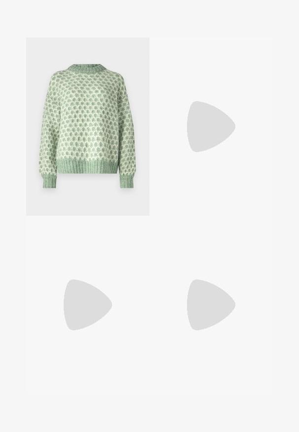 YAS YASTOXANA  - Strickpullover - basil/perfectly pale; Weit geschnittene Denim-Hosen mit einem Farbverlauf von hellblau zu dunkelblau, hoher Taille, Gürtelschlaufen und einem passenden Stoffgürtel. Strukturierte Denim-Oberfläche.; Schwarze Schnürsneaker mit einer klobigen Sohle, ausgestattet mit einem glatten Leder-Obermaterial, runder Zehenpartie und markantem, geschichteten Plattformdesign.; Ein Paar rechteckige Sonnenbrillen mit lichtblauen, halbtransparenten Rahmen und dunkelgrauen Gläsern, ausgestattet mit geraden Bügeln und minimalen Hardware-Details.
