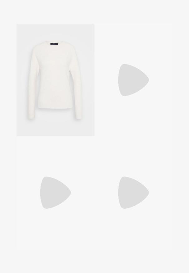 Pull blanc à manches longues avec col rond, doté de poignets et d'un ourlet côtelés, présenté sur un fond gris clair uni.; Jeans large taille haute bleu foncé avec poches avant, passants de ceinture, fermeture bouton et coutures visibles sur un fond blanc.; Bottes de cheville noires en daim avec un bout carré, un talon épais et une semelle en caoutchouc texturée avec des accents en zigzag. Fini lisse.; Sac bandoulière en cuir noir avec une texture lisse, de forme rectangulaire et un détail en chaîne métallique à l'avant. Sangle réglable incluse.