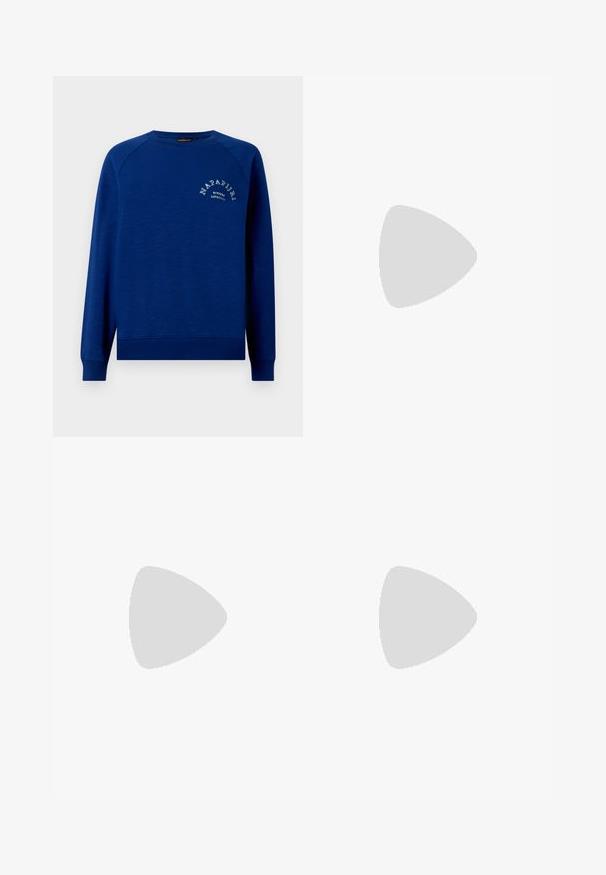 Sudadera azul de cuello redondo fabricada en un tejido suave, con puños y dobladillo acanalados. En la parte frontal se muestra un logotipo en texto blanco con un diseño arqueado.; Bermudas de mezclilla azul oscuro con cintura ajustable mediante cordón, que cuentan con presillas para el cinturón estándar y detalles de costura visibles.; Zapatilla de lona alta blanca con suela de goma negra, puntera de goma frontal y seis ojetes para los cordones, que presenta un diseño limpio y minimalista.; Bolso de cuero rojo con un diseño angular y geométrico. Cuenta con una única correa ajustable y un cierre de solapa con detalles de costura.