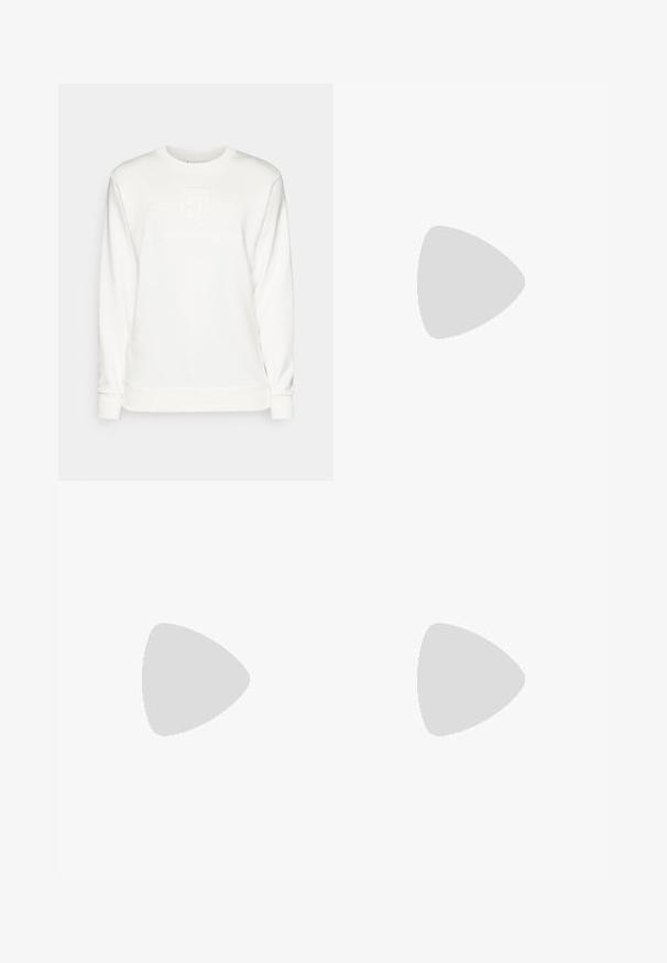 Biela mikina s dlhými rukávmi, okrúhlym výstrihom a reliéfným logom. Vyrobená z jemnej látky s hladkou textúrou a žebrovanými manžetami.; Chudé džínsy v bledom šedom denime s obnosnými detailmi na kolenách, skombinované s bielymi teniskami. Hladká textúra, úzky strih.; Biele kožené tenisky s perforáciami, okrúhlou špičkou, plochou podrážkou a hrubými šnúrkami, pričom majú viditeľné logo swoosh a nápis "AIR" na päte.; Strieborné nerezové hodinky s modrým ciferníkom, kovovými hodinovými značkami a dátumovým oknom na 3. hodine. Vodotesné do hĺbky 50 metrov.