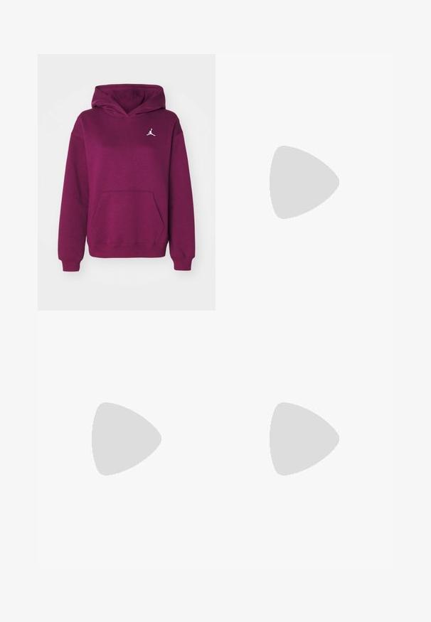 Jordan JORDAN BROOKLYN FLEECE - Mikina s kapucí - bordeaux; Černé bavlněné tričko s grafickým potiskem v růžové a bílé barvě, se sloganem "JUST DO IT", "NIKE" a "Athletic Depart." Standardní střih.; Černé sportovní kalhoty z lesklé, hladké látky, s elastickým páskem, širokými nohavicemi a malým logem na levé straně.; Černé sportovní boty s texturovaným svrškem, stříbrnými akcenty a vzorovanou podrážkou, ve spojení s černým dlouhým oděvem. Umístěno na modrém koberci.