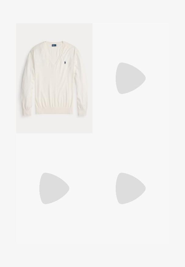Pulôver de decote em V, de cor creme, feito de um tecido de malha suave. Apresenta mangas longas e um pequeno logótipo azul no lado esquerdo do peito. Textura lisa.; T-shirt branca em algodão com mangas curtas, apresentando um pequeno logótipo azul-marinho no lado esquerdo do peito. Design simples com decote redondo.; Calças brancas de perna larga com uma cintura alta, apresentando um fecho de botão e detalhes de costura discreta. Feitas de algodão com uma textura suave.; Tenis brancos de couro com um acabamento suave, detalhes em azul marinho e um pequeno logotipo na lateral. Possui atacadores planos e sola de borracha texturizada.