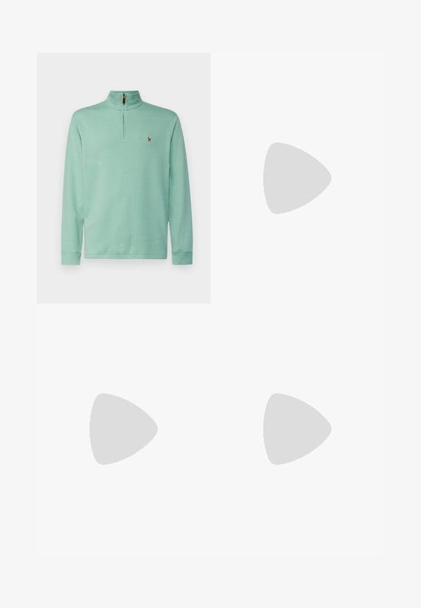 Pull en vert menthe avec un zip quart et des manches longues. Présente un petit logo sur la poitrine et des poignets côtelés pour une texture supplémentaire.; Chemise beige à manches longues en mélange de coton. Présente un col boutonné, sept boutons à l'avant et un petit logo brodé sur la poitrine gauche.; Chino en coton beige avec une taille plate, des passants de ceinture et des poches latérales. Coupe droite avec une texture lisse et une sensation légère et respirante.; Baskets en cuir blanc, design bas, avec une texture lisse, bout rond, lacets à l'avant et un petit logo brodé sur le côté.