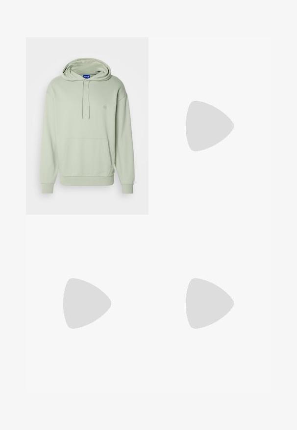 HUGO NOTTYO - Sudadera - light pastel green; Camiseta de algodón blanca con mangas cortas, cuello redondo y un logo negro "HUGO" en el pecho. Textura suave, corte casual, sin estampados.; Jeans de mezclilla azul con cintura alta, diseño de pierna recta y un ligero desgaste. Presentan un estilo clásico de cinco bolsillos y un cierre de cremallera.; Botín negro con un acabado liso, paneles laterales elásticos y una lengüeta de tirón roja contrastante, que presenta una suela de goma gruesa y punta redondeada.