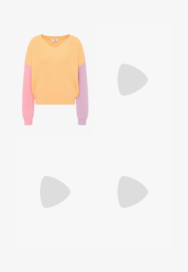 Maglione a V con una trama a coste, caratterizzato da un corpo giallo e maniche a contrasto in rosa e viola. Design corto con polsini elastici.; Una gonna al ginocchio in un tessuto leggero con un motivo astratto beige, marrone e verde. Presenta una vita aderente e un design fluido.; Sandal con tacco alto in suede rosa, con tacco a blocco, punta aperta e cinturino alla caviglia con dettaglio in oro. Fascia frontale piatta.; Borsa a spalla in finta pelle marrone con forma curvata, cuciture minime e un accento in metallo dorato. Presenta una chiusura con zip superiore e una tracolla regolabile.