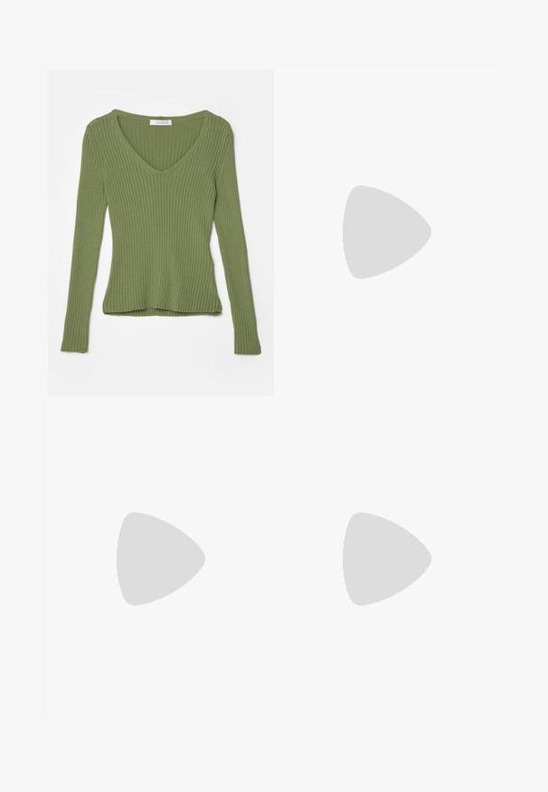 Max Mara Leisure CALCIO - Pulover - verde salvia; Pantaloni largi dintr-un material verde măsliniu deschis, cu pliu frontal, talie plată și buzunare laterale. Textură netedă, design minimalist.; Sandale negre cu talpă plată, curele late și curea ajustabilă pe spate, realizate dintr-un material sintetic neted, cu un design minimalist.; Ochelari de soare negri în formă de pătrat, cu lentile gradiente. Ramă are un finisaj lucios și accente subțiri din metal pe brațele laterale.