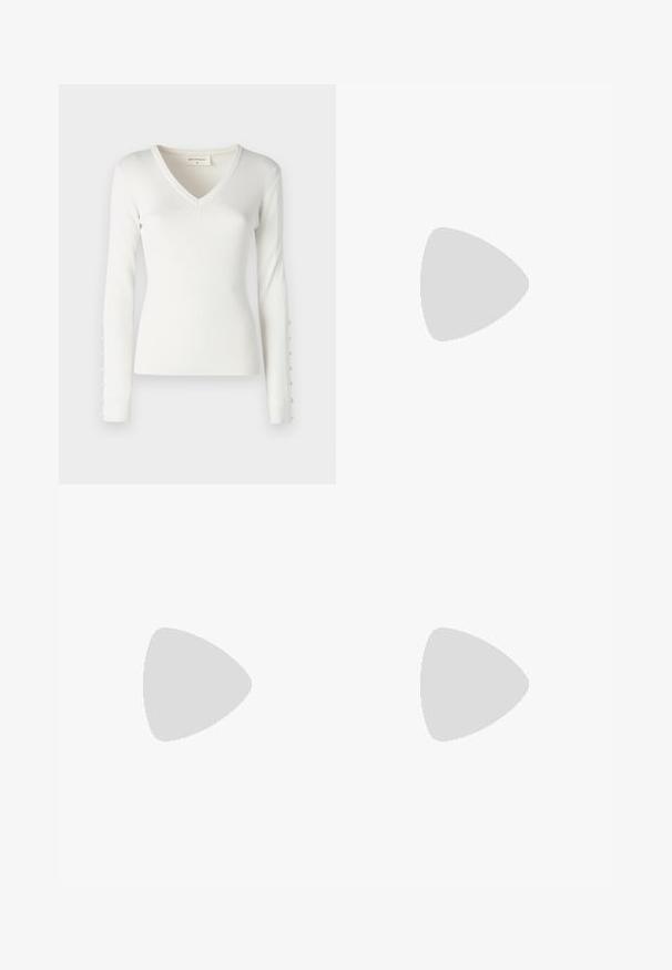 Weißes geripptes Langarmoberteil mit V-Ausschnitt und Knopfakzenten an den Ärmeln. Weicher Stoff mit schmaler Passform.; Schwarze weit geschnittene Jeans mit hoher Taille, ausgestattet mit Vorder- und Hintertaschen, gesteppten Nähten und einem Knopfverschluss. Glatte Textur.; Schwarze Lackleder-Slingback-High Heels mit spitzem Schuh und einem geometrischen Blockabsatz. Verfügt über ein schlankes, minimalistisches Design und eine glatte Textur.; Braune Leder-Crossbody-Tasche mit geschwungener Form, goldfarbenen Beschlägen und einer Schnallenakzentuierung. Verfügt über einen abnehmbaren Schultergurt.