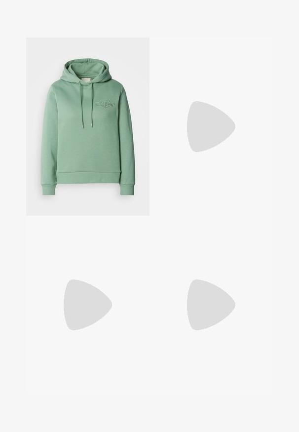 Felpa verde menta con tasca a marsupio, cappuccio con coulisse, polsini a coste e un piccolo logo ricamato sul petto. Tessuto morbido in misto cotone.; Jeans a gamba larga di un blu chiaro, realizzati in denim, con vita alta, lavaggio sbiadito e un sottile motivo tie-dye sulla parte anteriore.; Sneaker bassa bianca con tassello nero sul tallone, suola a piattaforma, lacci e logo "CK" di Calvin Klein sul lato.; Clutch bag in pelle nera con forma rettangolare, texture liscia, chiusura a patta piatta e un piccolo manico laterale. Presenta un logo sottile.