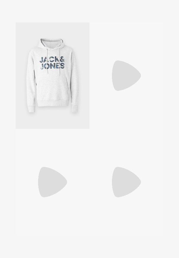 Szara bluza z kapturem z napisem "JACK & JONES" w wzorzystym designie. Miękka tkanina z długimi rękawami oraz przednią kieszenią typu kangur.; Niebieskie dżinsy o prostym kroju nogawki, klasyczny pięciopocketowy design, miedziane przeszycia i przecierany odcień dla efektu zużycia.; Białe skórzane trampki z grubą kremową podeszwą, navy niebieskim akcentem na pięcie oraz logo po boku. Gładka faktura, minimalistyczny design, z zapięciem na sznurowadła.; Pięć bransoletek: dwie czarne bransoletki z koralików, jedna teksturowana czarna linka, jeden srebrny łańcuszek oraz jedna pleciona czarna linka z regulowanym zapięciem.