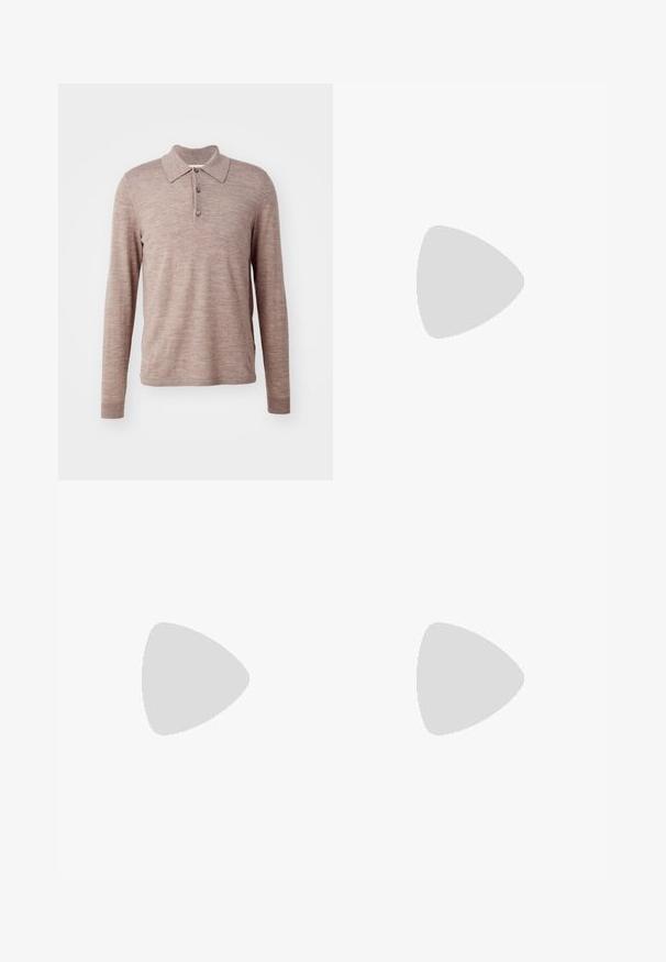 Polo shirt marrone a maniche lunghe realizzato in tessuto morbido, dotato di colletto, tre bottoni e polsini a coste, con una texture liscia e un motivo sottile.; Pantaloni marroni a vita alta realizzati in tessuto testurizzato. Presentano gambe ampie e due pieghe frontali per struttura. Rifinitura curata senza hardware visibile.; Mocassino con pannelli in suede beige, rosa chiaro e marrone, accentato da una fibbia in metallo dorato e una suola in gomma nera spessa con motivo a scanalature.; Borsa tote in tela beige con dettagli in pelle scura, dotata di manici doppi e una tracolla staccabile; dettaglio con logo impresso sul fronte.