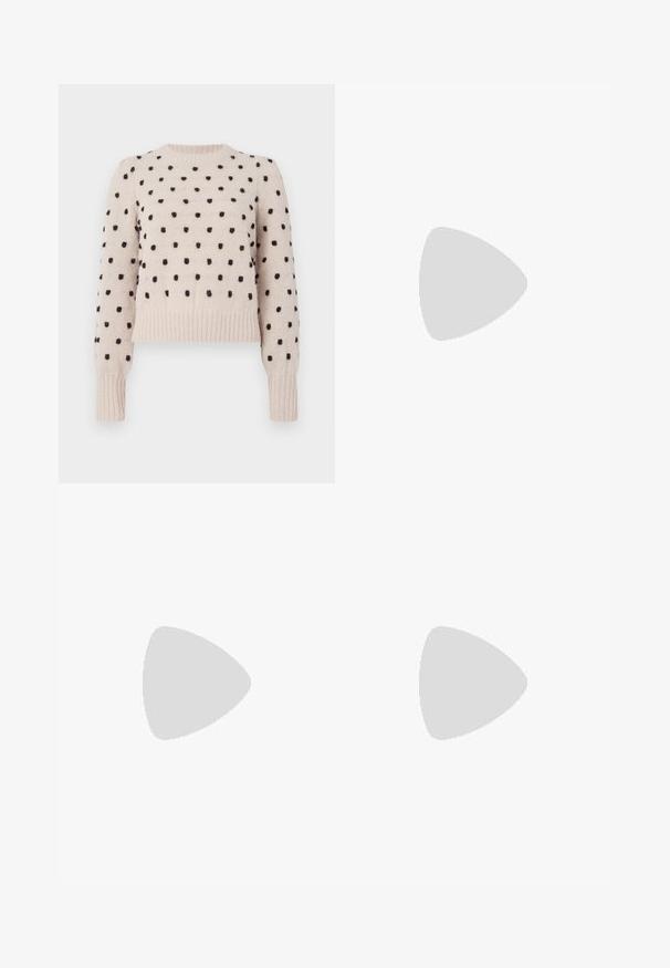 Lichtbeige trui met zwarte stippen, geribbelde ronde hals en manchetten, zachte textuur, cropped pasvorm en lange mouwen.; Zwarte broek met een rechte pasvorm, voorzien van zijzakken en plooien aan de onderzijde. Gemaakt van zachte, gladde stof. Geschikt voor verschillende gelegenheden.; Zwarte gepatenteerde sandalen met hak en een vierkante neus, enkelbandjes en zilveren gespen. Heeft een stevige blokhak voor stabiliteit.; Zwarte leren handtas met een gladde textuur, rechthoekige vorm en twee lange handvaten. Geen zichtbare hardware of versieringen.