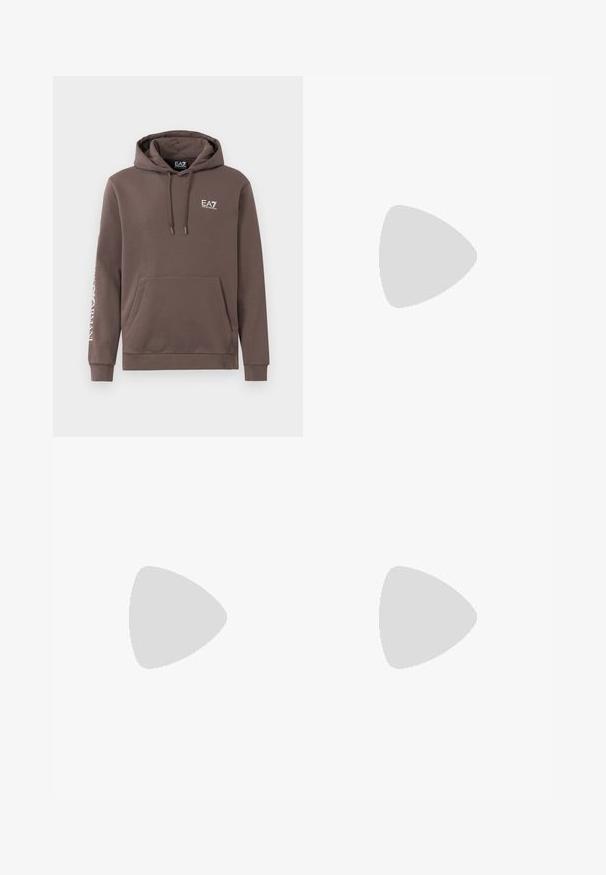 Brun huvtröja i bomullsblandning med en framficka, snörning vid huvan och broderad logotyp på bröstet och ärmen.; Svart t-shirt i bomull med rund halsringning och korta ärmar. Broderad logotyp "EA7 EMPORIO ARMANI" i vitt framtill.; Svarta träningsbyxor i slät väv, med elastisk midja och avslut, samt en kontrasterande logo tryckt på sidan.; Vit sneaker med en slät läderövre och låg profil. Har en rundad tå, sex snörhål och en strukturerad gummisula.