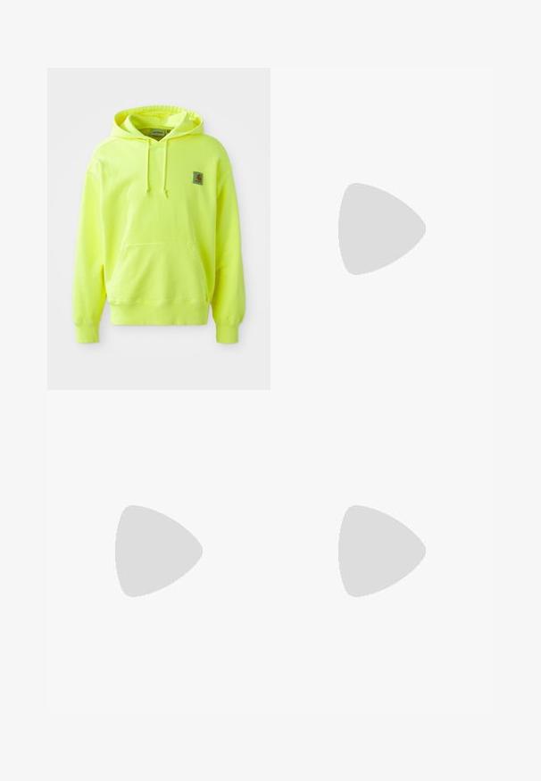 Neon gele hoodie gemaakt van katoen. Beschikt over een voorzak, een capuchon met trekkoord en een klein logopatch op de bovenkant van de linkerkant. Zachte textuur.; Witte katoenen t-shirt met korte mouwen en ronde hals, voorzien van een klein gouden logo op de linkerkant van de borst. Zachte textuur en een normale pasvorm.; Donkerblauwe denim jeans met een recht-uitlopende pasvorm, voorzien van een knoopsluiting, vijf zakken en subtiele stikseldetails.; Zwart-witte Nike Air Force 1 sneakers met een leren bovenwerk, geperforeerde neus en gestructureerde zooldetails, gedragen met opgerolde beige broek en witte sokken.