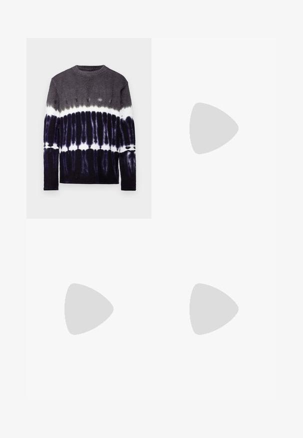 Pull à manches longues avec un motif dégradé tie-dye dans des tonalités de gris, noir et blanc ; texture douce et encolure ronde.; Pantalons noirs en tissu lisse, avec une fermeture éclair, un bouton et des revers pour un design décontracté.; Baskets en cuir noir avec une texture lisse, semelle en caoutchouc beige, design à lacets et accent de talon contrasté.; BOSS Lunettes de soleil - black