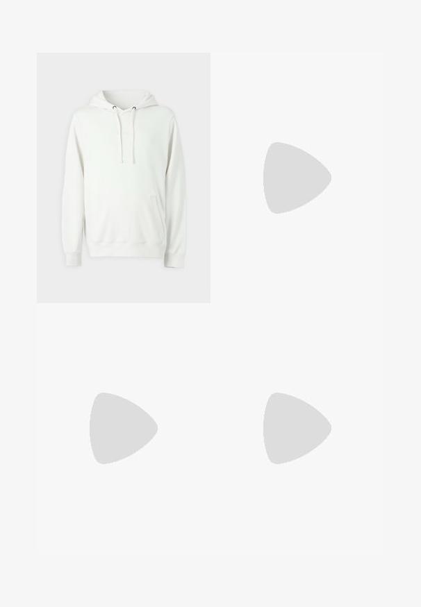 Sudadera blanca hecha de material suave, con un bolsillo tipo canguro, capucha con cordón y logo de la marca en relieve en la parte delantera.; Pantalones negros ajustados con corte recto, hechos de tejido suave. Presentan trabillas y detalle de pliegue en la parte frontal.; Zapatillas de cuero blanca con un acabado suave, punta redondeada, cordones planos y una suela texturada. Acento de ante gris en el talón.; Gafas de sol de plástico transparente con lentes marrones rectangulares, que cuentan con finas varillas transparentes y acentos metálicos en las patillas.