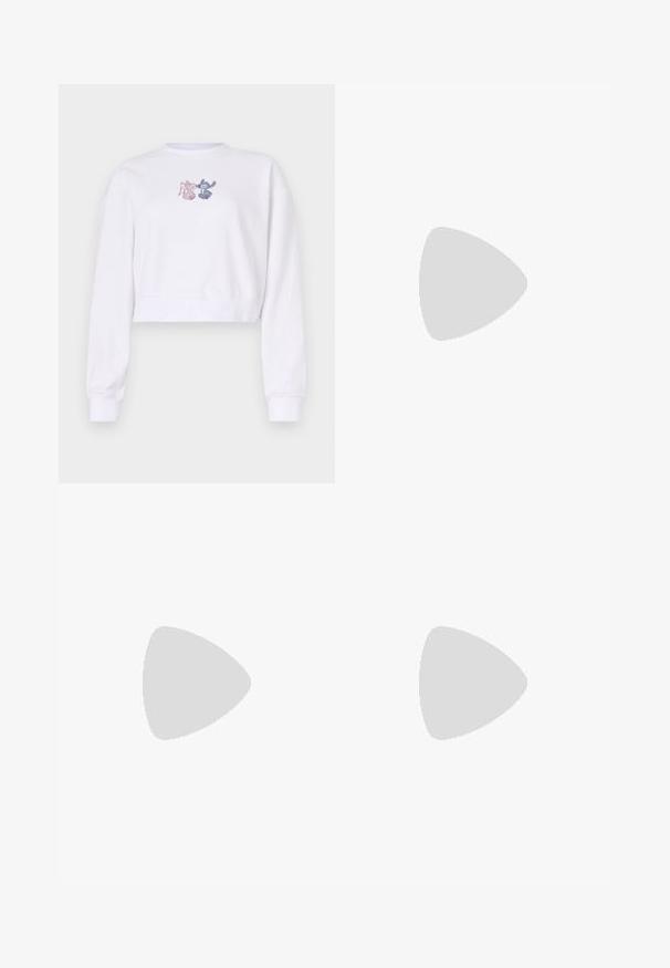 Sudadera blanca corta con mangas largas. Presenta personajes de dibujos animados bordados en rosa y azul en el pecho. Material de algodón suave.; Jeans de mezclilla azul claro con un corte relajado, que presentan detalles desgastados, un cierre de botón con dos botones y piernas rectas.; Zapatilla de cuero blanco con caja de dedos perforada, suela texturizada y cordones blancos, combinada con pantalones rojos amplios y un fondo azul y amarillo.; Gafas de sol de carey marrón con una forma vintage de ojo de gato y lentes marrones. Presentan brazos curvados con acentos rojos.; Aretes de aro de oro con un acabado suave y brillante. Diseño circular que presenta un pequeño post y un respaldo transparente para un uso seguro.
