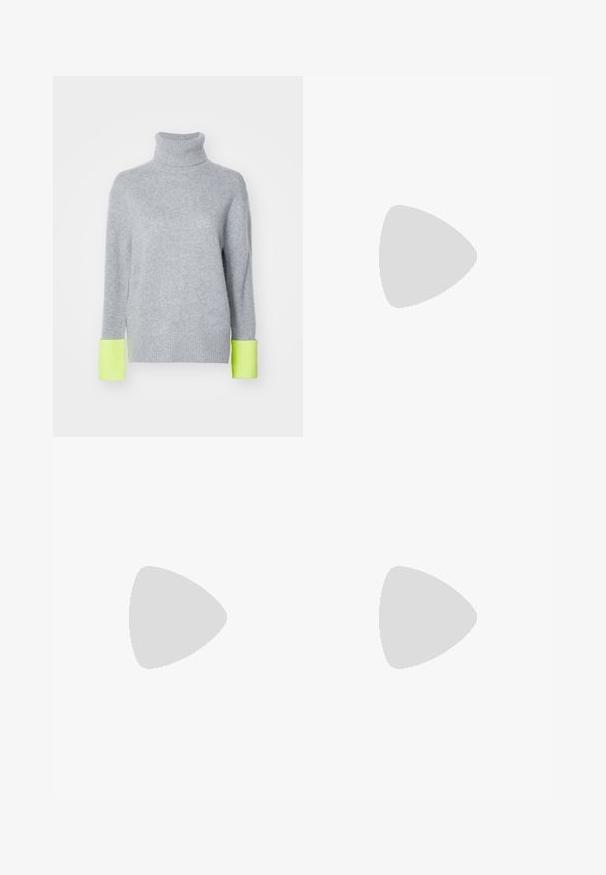 FROM FUTURE Trui - gris chine; Zwarte op maat gemaakte broek met een recht model, voorzien van een soepele textuur en scherpe plooien aan de voorkant. Geen zichtbare hardware.; Zwarte leren slingback hakken met een spitse neus, voorzien van een slanke hak en een goudkleurige accent op de verstelbare band. Gladde textuur.; Zwarte leren handtas met een gestructureerd ontwerp, featuring een verkorte vorm, bovenhandvat en gouden hardwareaccent. Inclusief verstelbare schouderband.