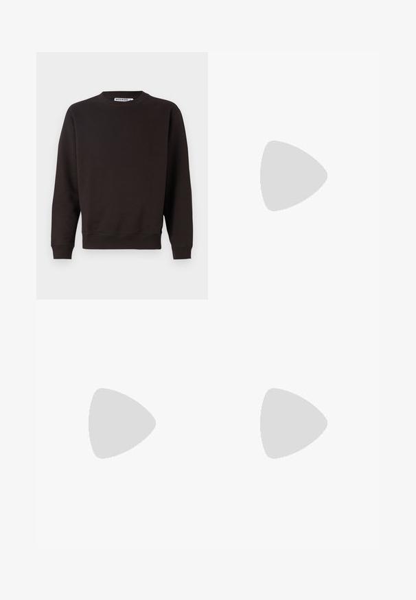 Dunkelbrauner Sweatshirt, Rundhalsausschnitt, lange Ärmel, gerippte Bündchen und Saum, glatte Textur, keine sichtbaren Muster oder Grafiken.; Schwarze Baumwollhose mit lockerem Schnitt, ausgestattet mit einem klassischen Bund, vorderen Falten und Seiten taschen. Glatte Textur ohne Muster.; Marineblaue Lederbootsschuhe mit gelbem Nähen, roten Schnürsenkeln und silbernen Ösen; runde Zehenform; weiße Gummisohle.; Schwarze rechteckige Sonnenbrille mit dunklen Gläsern, die eine markante Form und eine Markierung am Bügel aufweist. Getragen von einer Person in einem grünen Hemd.