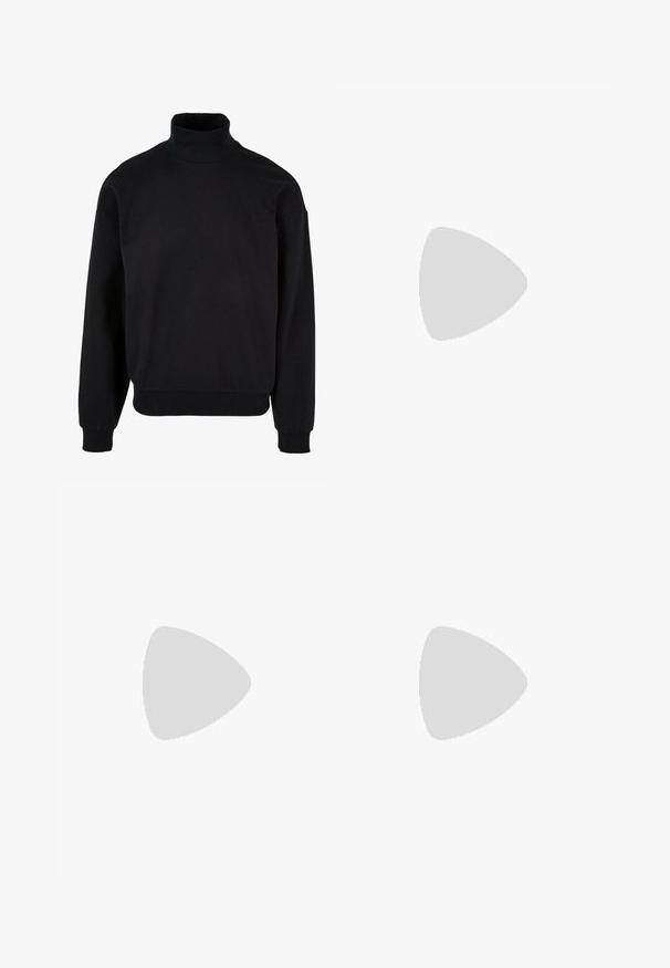 Svart høyhalset sweatshirt med en avslappet passform, lange ermer og ribbestrikkede mansjetter. Laget av et mykt, teksturert stoff.; Khaki cargo bukser med elastisk livrem og snor, med sidelommer og mansjetterte ankler. Laget av et teksturert, lett materiale.; Hvite skinnsneakers med perforeringer, rund tå, flat såle og tykke lisser, med en synlig swoosh-logo og "AIR" på hælen.; Svart tekstil sling ryggsekk med en jevn tekstur, med en buet design, glidelåsrom, og en hvit logo på forsiden.