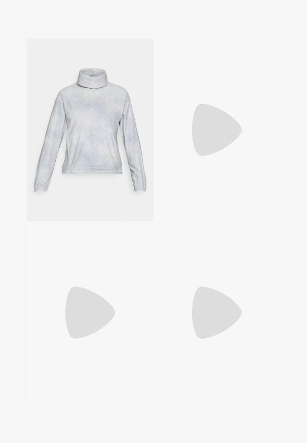 Gaiši zils garām piedurknēm polāra izšuvuma pulovers ar augstu riņķa kaklu un mazu logotipu augšējā krūtī, paredzēts aukstam laikam.; Gaiņbēši garām piedurknēm krekls ar teksturētu, ribotu dizainu. Iespējami raglan piedurknes un apaļa kakla izgriezums. Diskreta zīmola logo apakšmalā.; Brūnas sporta legingi ar augstu jostasvietu, ar sānu kabatām un baltu logotipu. Gluda, elastīga auduma maksimālai ērtībai un kustību brīvībai.; Pelēki un zilgani pārgājienu apavi ar sietveida paneļiem, teksturētu virsu un izturīgu gumijas zoli. Iespējas ietver mīksto mēli un auklu aizdari.