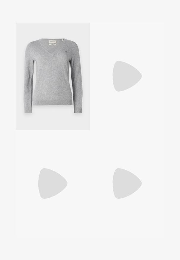 Grauer V-Ausschnitt-Pullover aus weichem Material, mit langen Ärmeln und einem kleinen Logodetail auf der Brust. Gerippter Saum und Bündchen.; Schwarze, taillierte Hose mit geradem Bein, aus einem glatten Stoff und mit klaren Falten an der Vorderseite. Keine sichtbare Hardware.; Schwarze Leder-Slingback-Pumps mit spitzem Schuhblatt, ausgestattet mit einem schlanken Absatz und einem goldfarbigen Akzent am verstellbaren Riemen. Glatte Textur.; Schwarze Lederhandtasche mit einem strukturierten Design, das eine verkürzte Form, einen oberen Griff und goldfarbene Hardware-Details aufweist. Verstellbarer Schulterriemen ist enthalten.